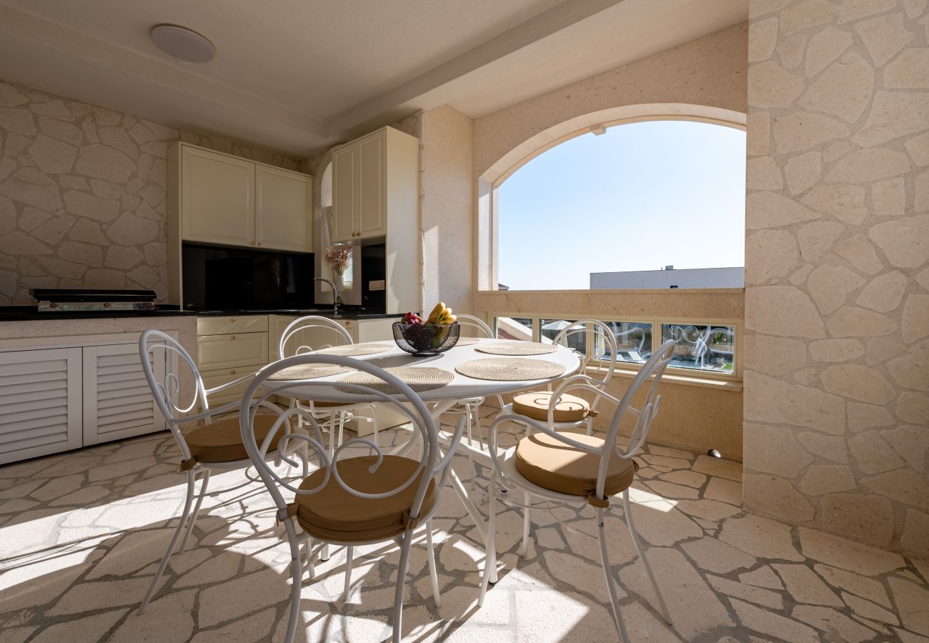 Ferienwohnung in Novalja - Deluxe Château Dabo Suite 3 mit Pool