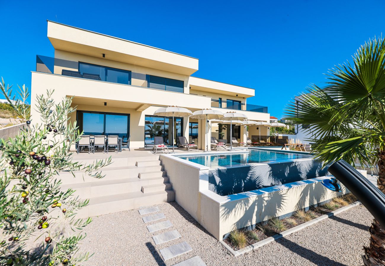 Villa in Maslenica - Luxusvilla Nuova mit beheiztem Pool