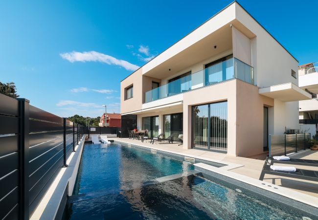 Villa in Pakoštane - Villa Santa mit beheiztem Pool