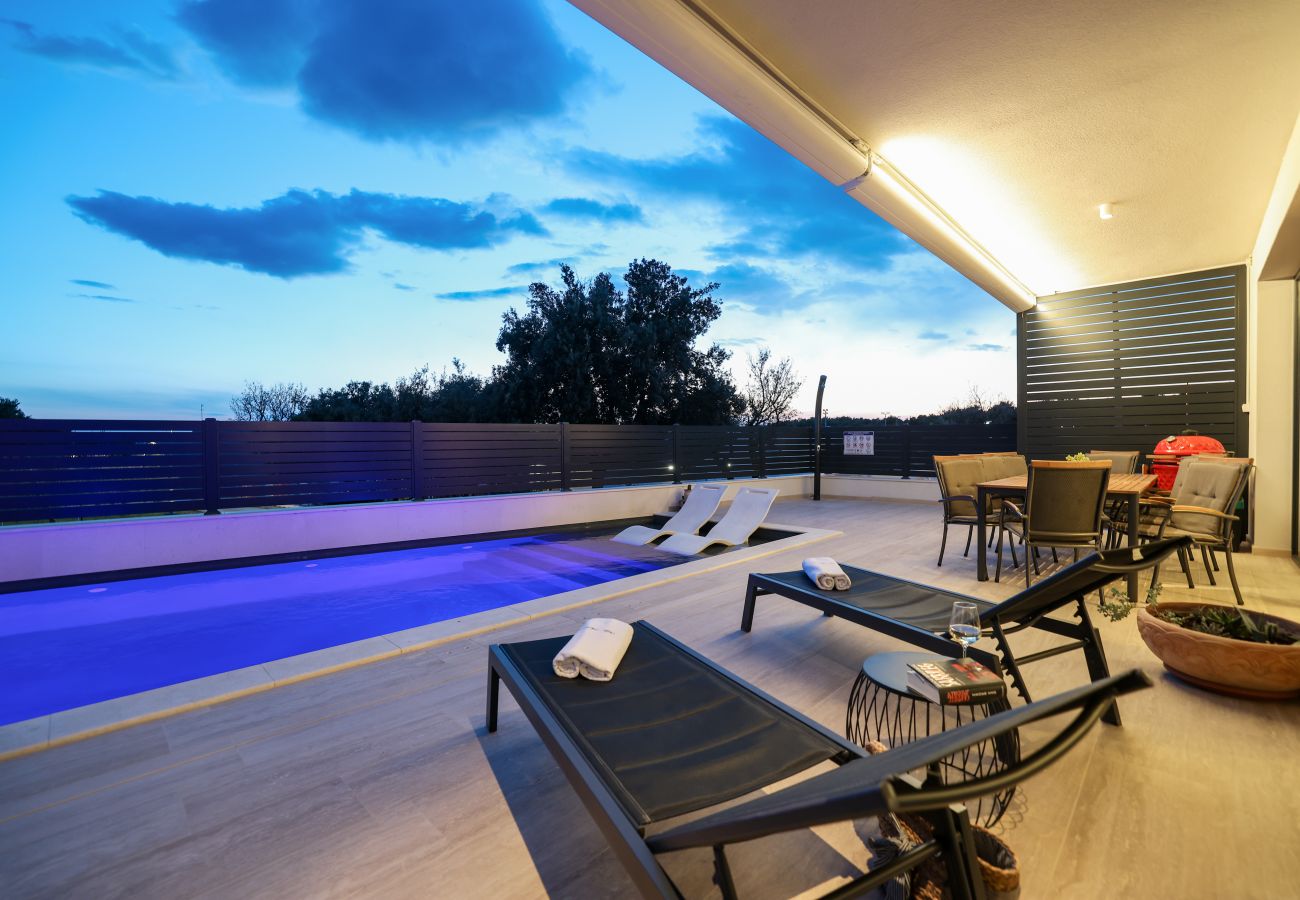 Villa in Pakoštane - Villa Santa mit beheiztem Pool