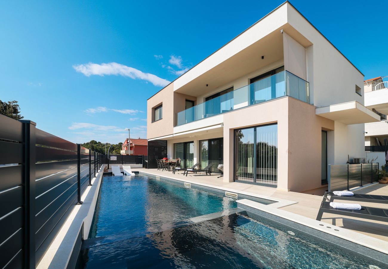 Villa in Pakoštane - Villa Santa mit beheiztem Pool