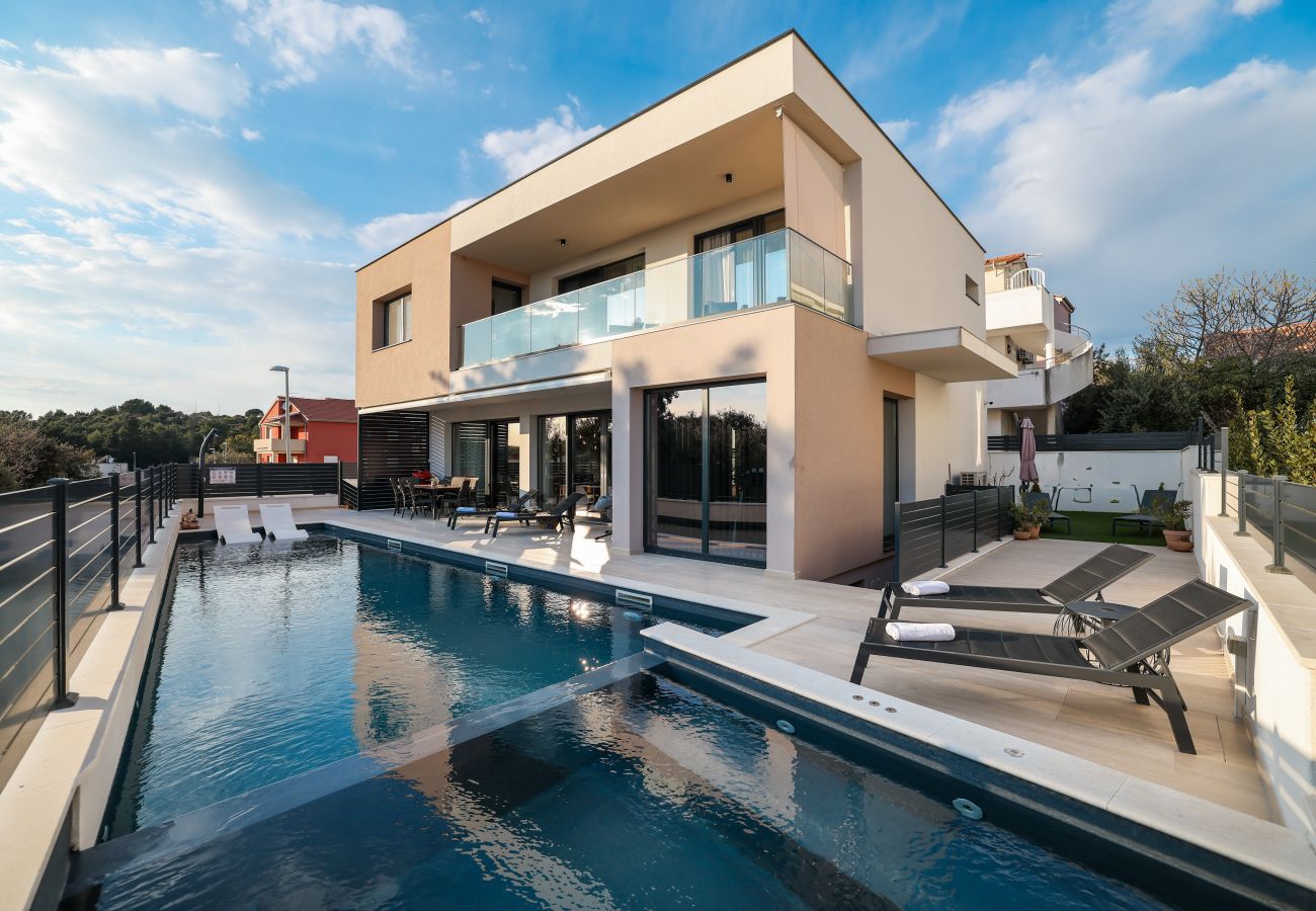 Villa in Pakoštane - Villa Santa mit beheiztem Pool