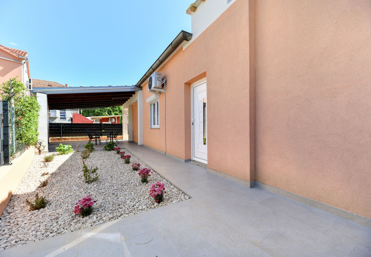 Ferienhaus in Sukošan - Holiday Home Lena