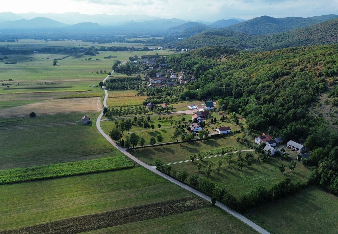 Ferienhaus in Gospic - Ferienhaus Mia mit Whirlpool