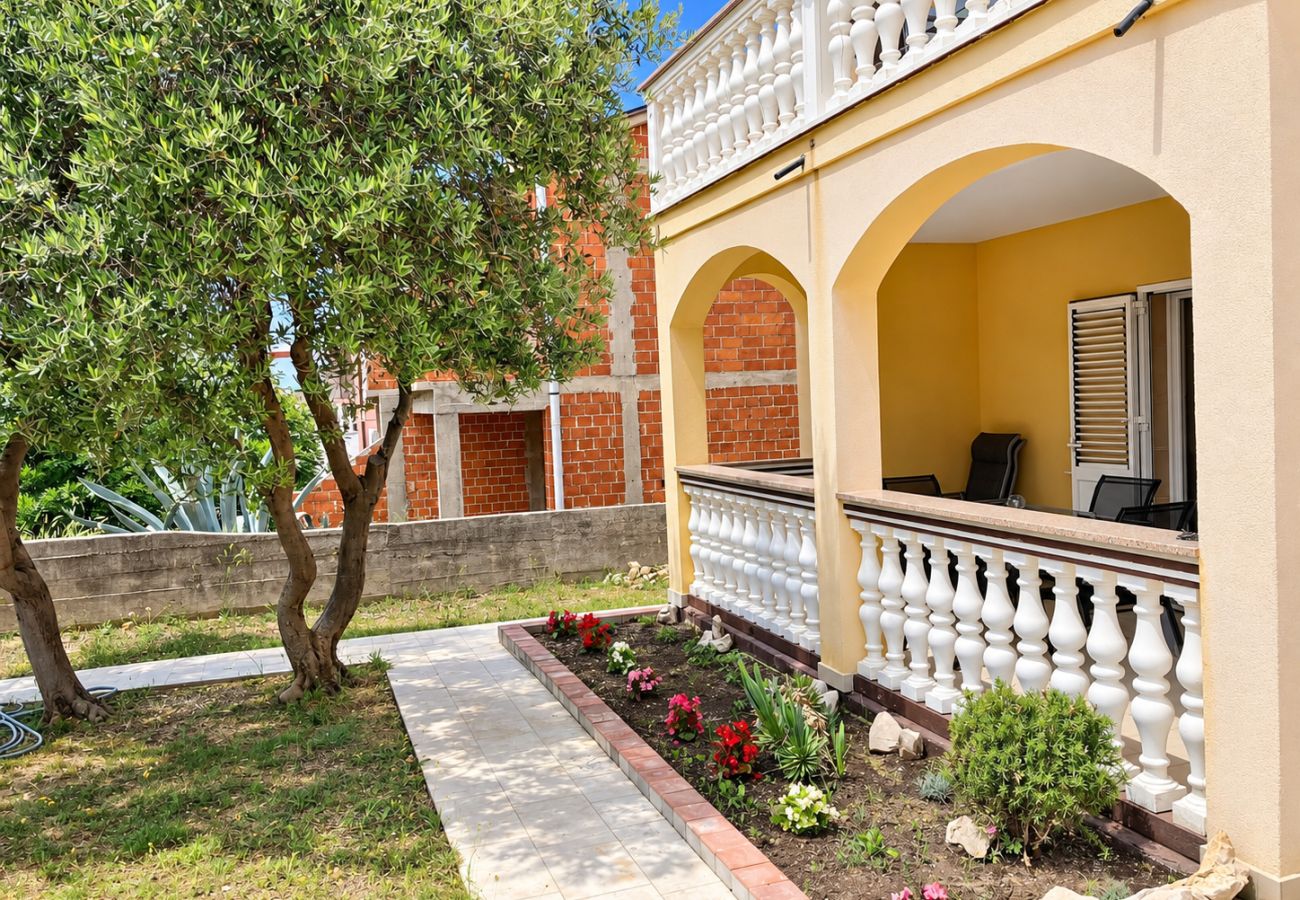 Ferienhaus in Povljana - Ferienhaus Bella 1 & Bella 2