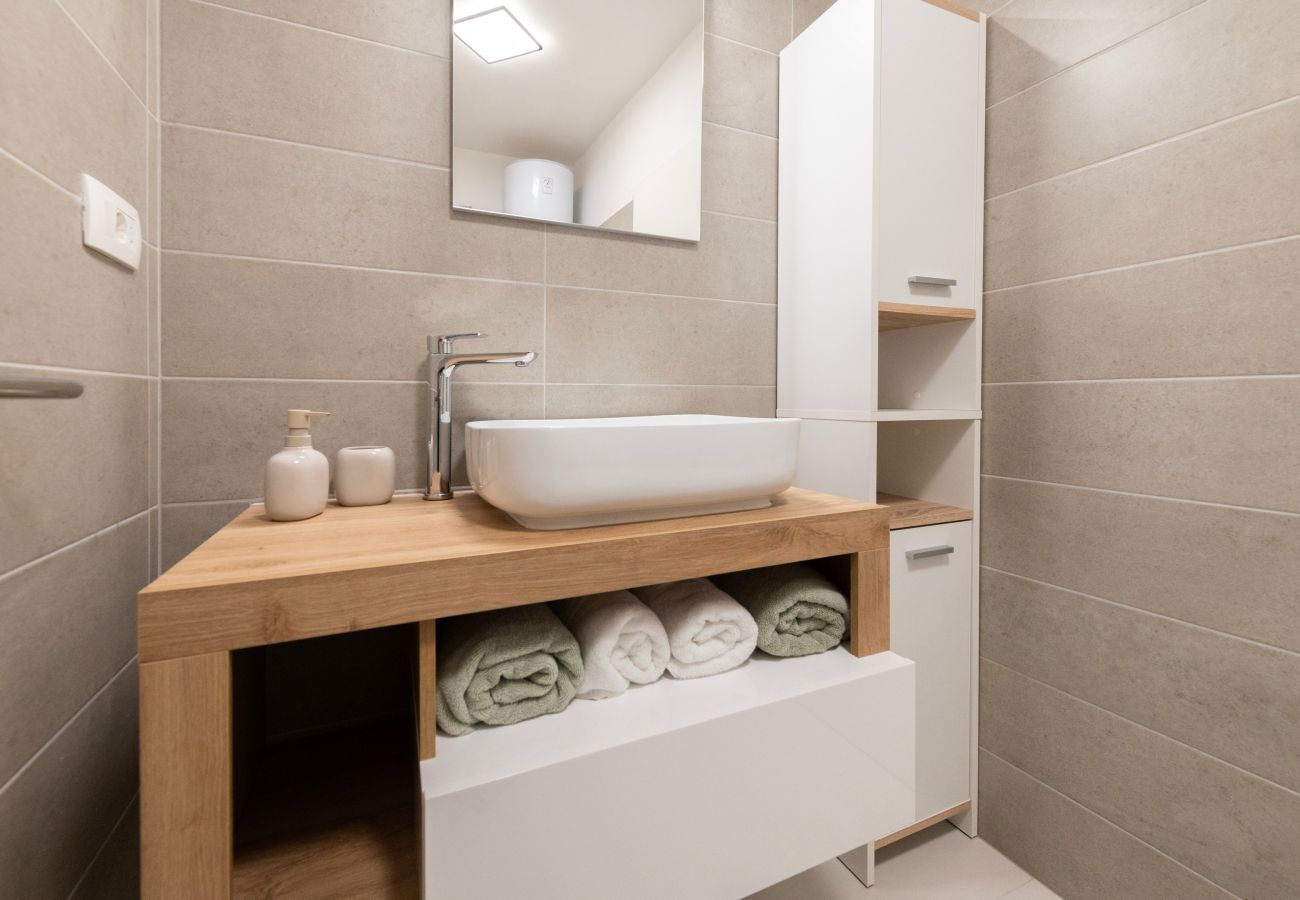Ferienwohnung in Nin - Seafront apartment Elona