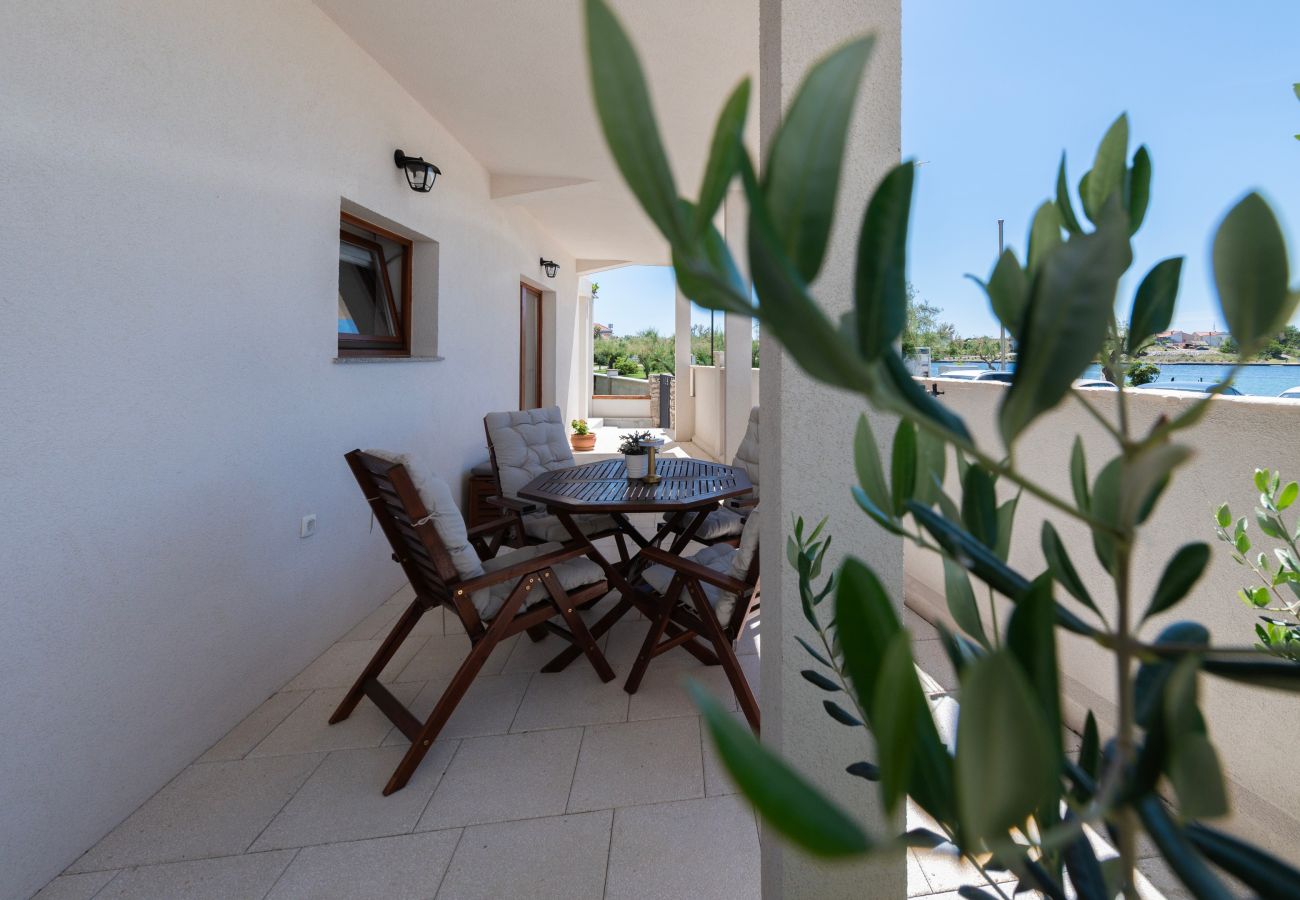 Ferienwohnung in Nin - Seafront apartment Elona
