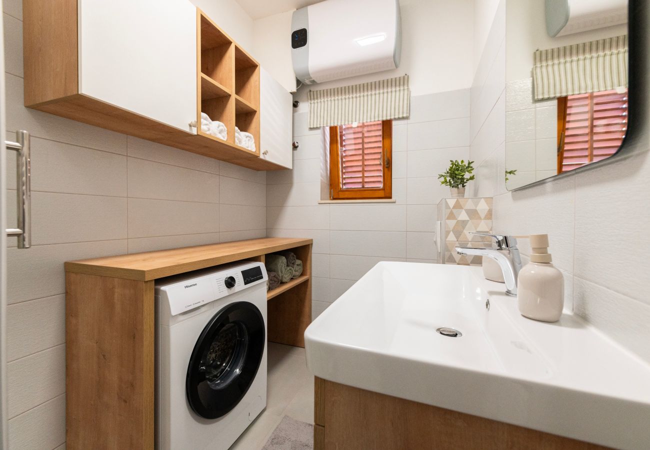 Ferienwohnung in Nin - Seafront apartment Elona