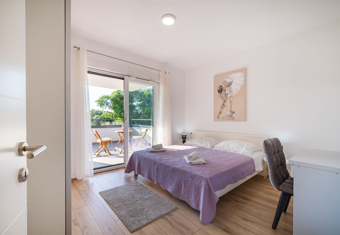 Ferienwohnung in Sveti Filip i Jakov - Apartment Vista Mare 1 mit beheiztem Pool