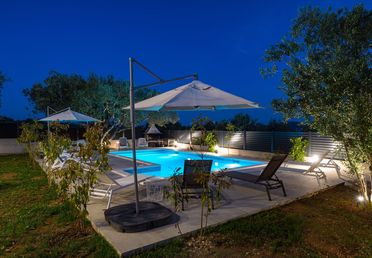 Ferienwohnung in Sveti Filip i Jakov - Apartment Vista Mare 1 mit beheiztem Pool