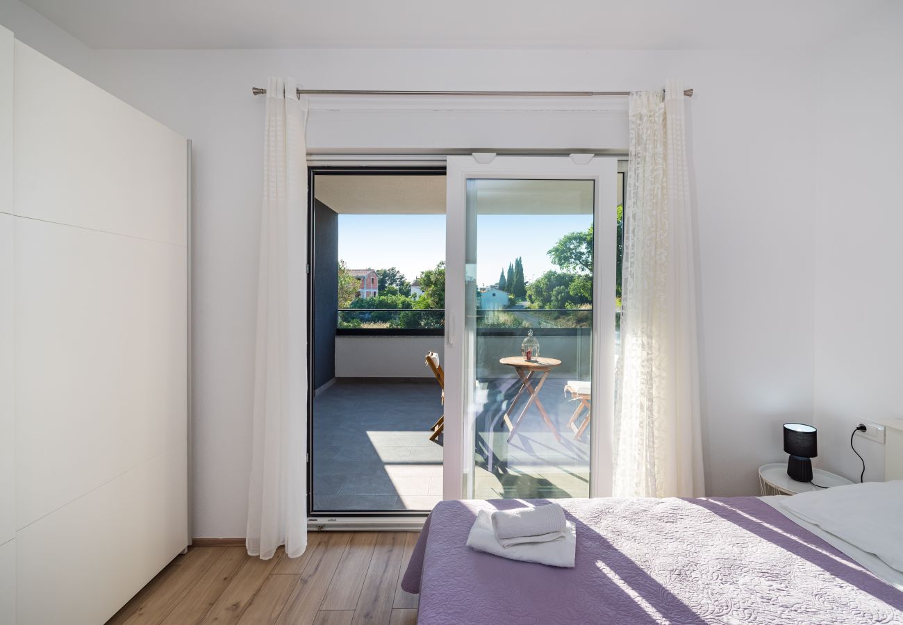 Ferienwohnung in Sveti Filip i Jakov - Apartment Vista Mare 1 mit beheiztem Pool