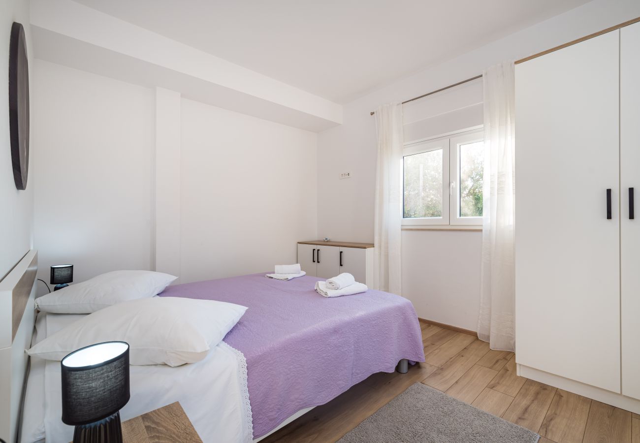 Ferienwohnung in Sveti Filip i Jakov - Apartment Vista Mare 1 mit beheiztem Pool