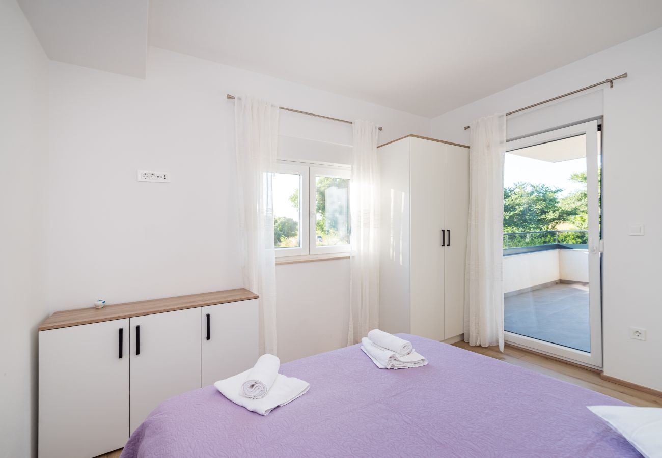 Ferienwohnung in Sveti Filip i Jakov - Apartment Vista Mare 1 mit beheiztem Pool