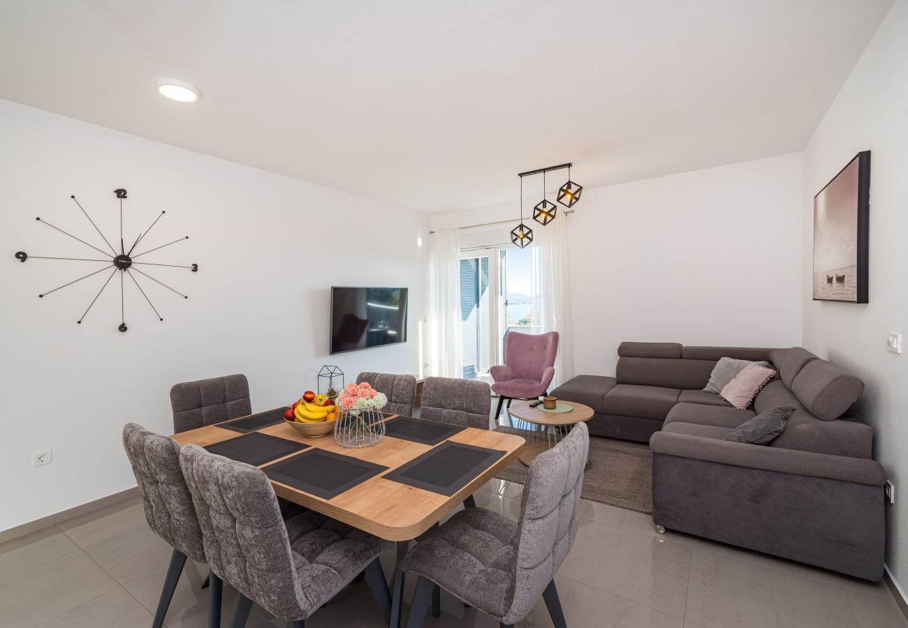 Ferienwohnung in Sveti Filip i Jakov - Apartment Vista Mare 1 mit beheiztem Pool