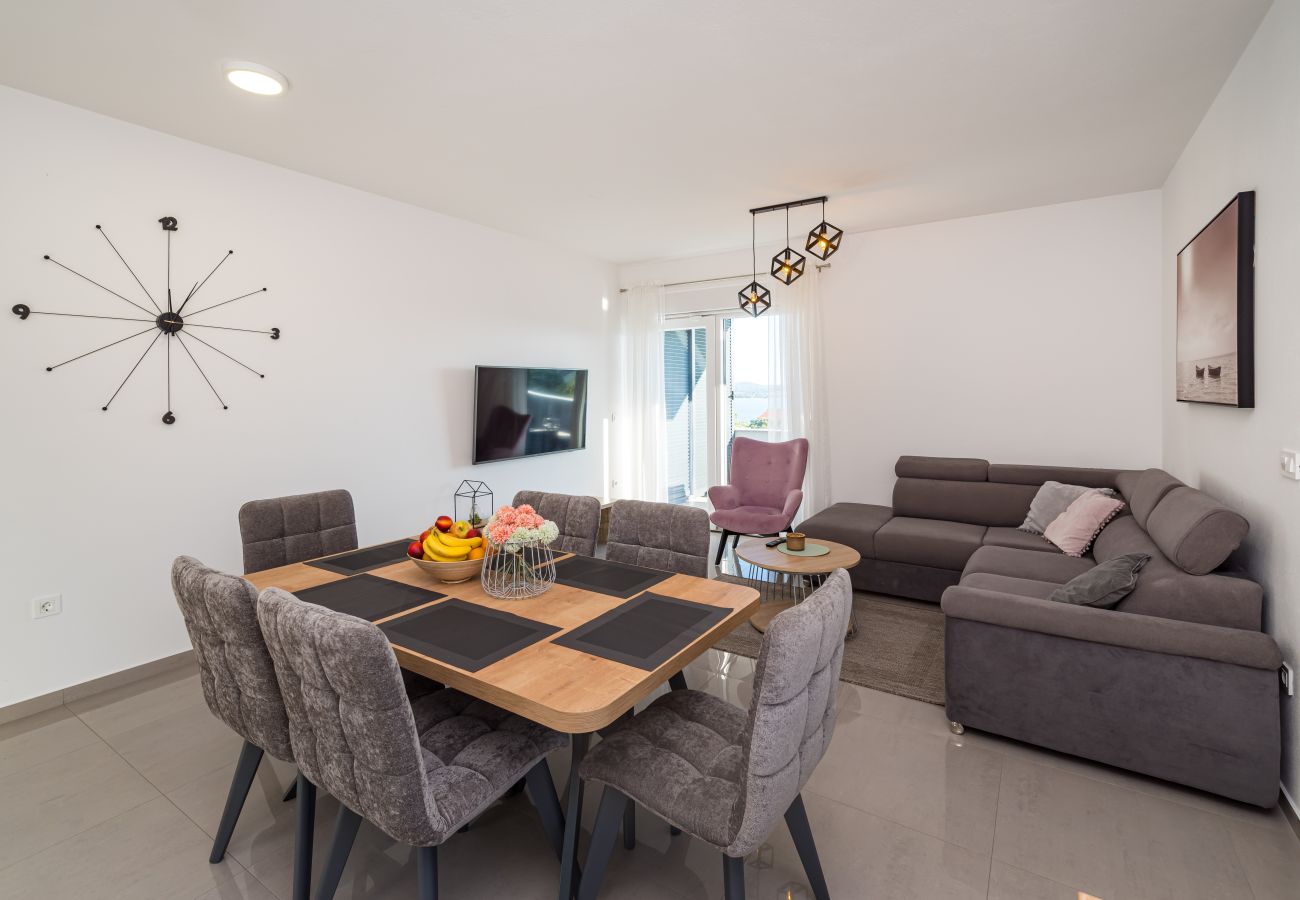 Ferienwohnung in Sveti Filip i Jakov - Apartment Vista Mare 1 mit beheiztem Pool