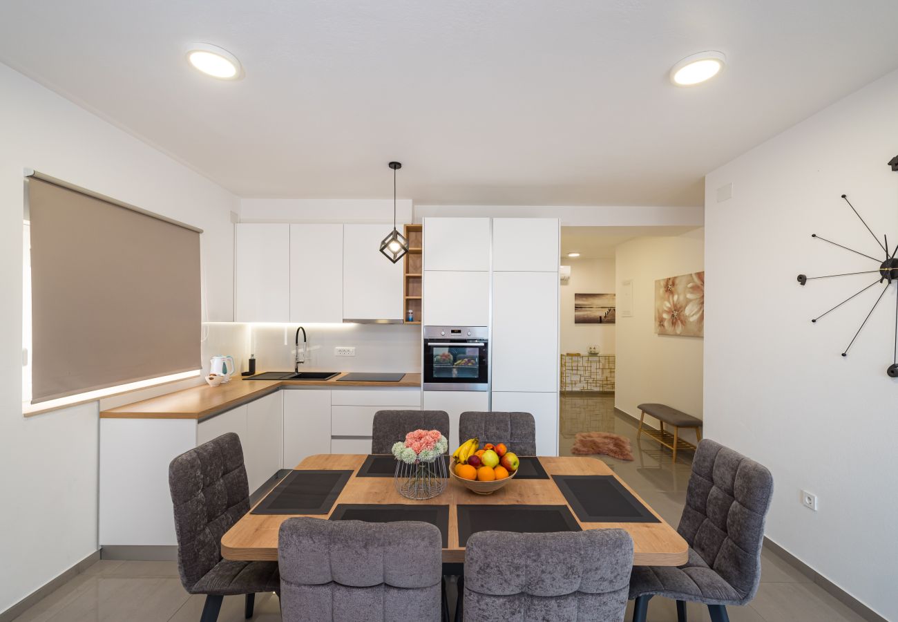 Ferienwohnung in Sveti Filip i Jakov - Apartment Vista Mare 1 mit beheiztem Pool