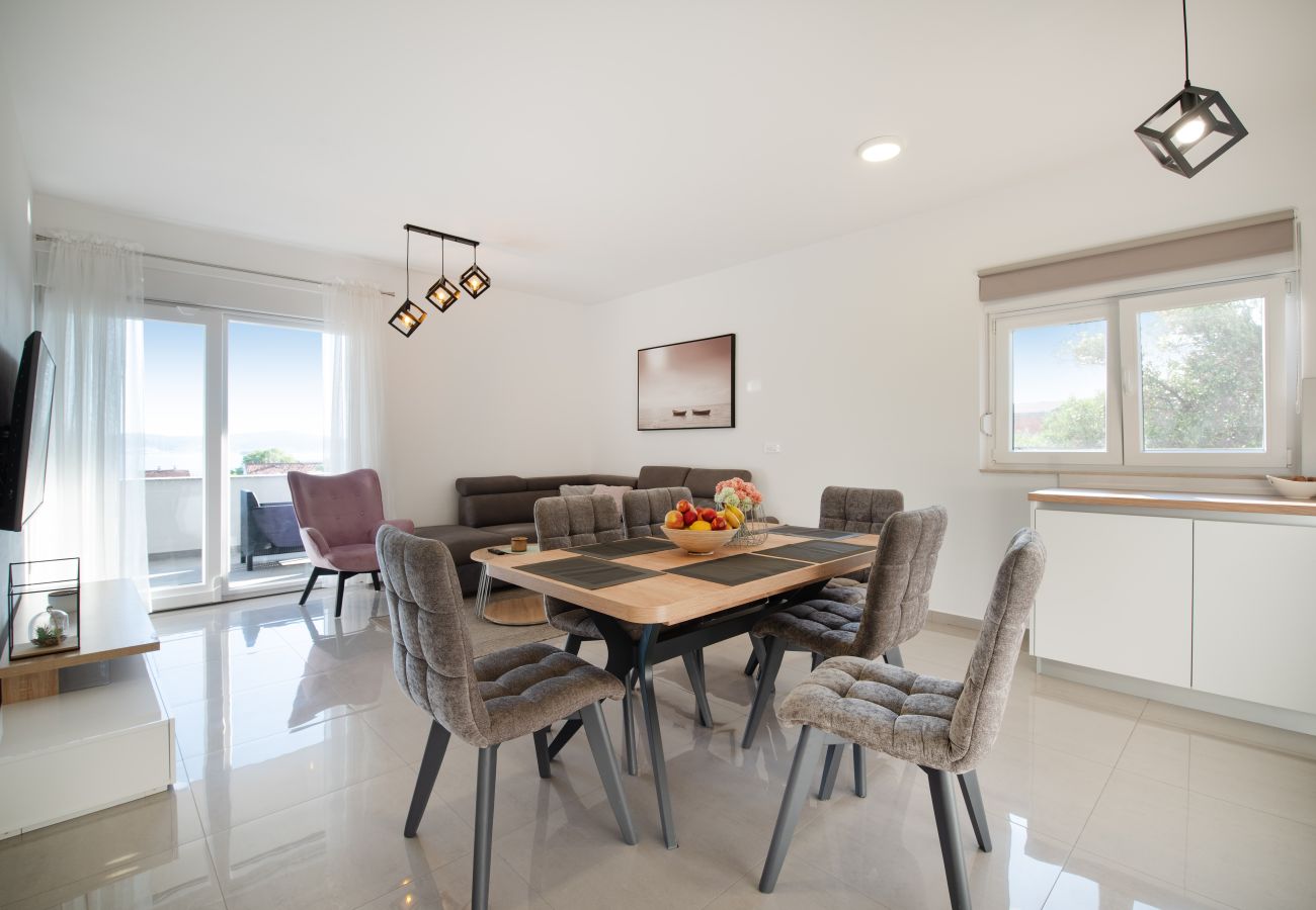 Ferienwohnung in Sveti Filip i Jakov - Apartment Vista Mare 1 mit beheiztem Pool