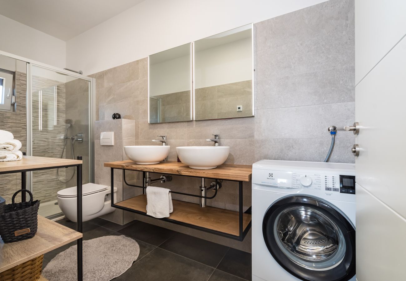 Ferienwohnung in Sveti Filip i Jakov - Apartment Vista Mare 1 mit beheiztem Pool