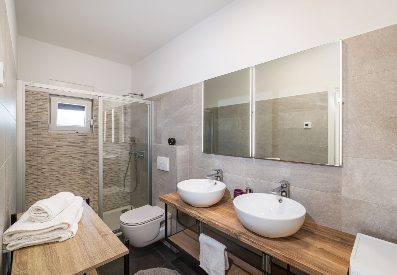 Ferienwohnung in Sveti Filip i Jakov - Apartment Vista Mare 1 mit beheiztem Pool