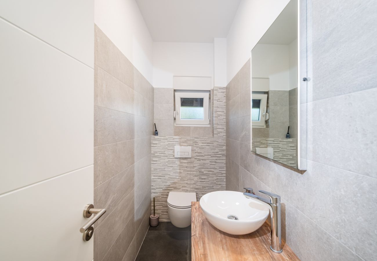 Ferienwohnung in Sveti Filip i Jakov - Apartment Vista Mare 1 mit beheiztem Pool