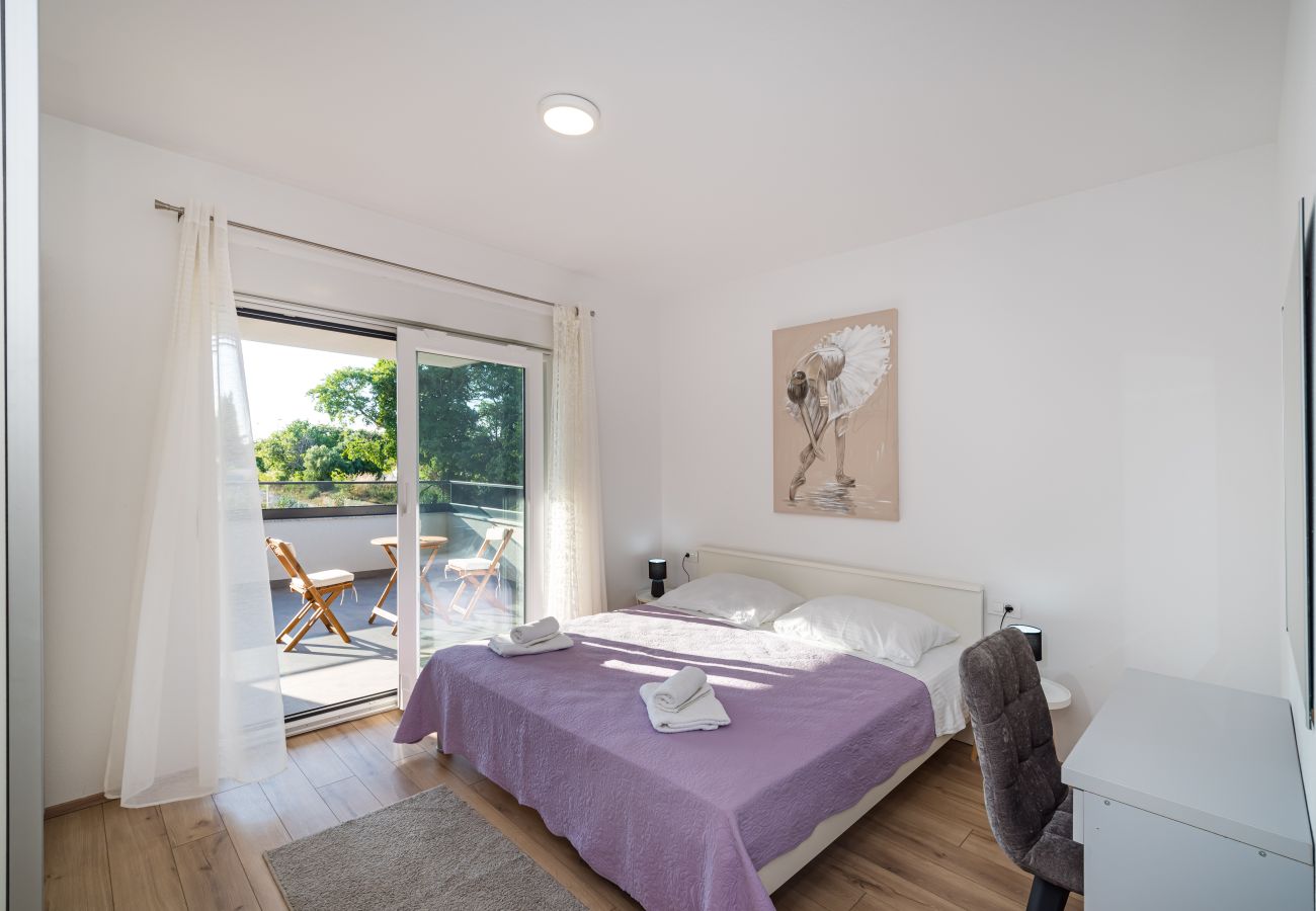 Ferienwohnung in Sveti Filip i Jakov - Apartment Vista Mare 1 mit beheiztem Pool