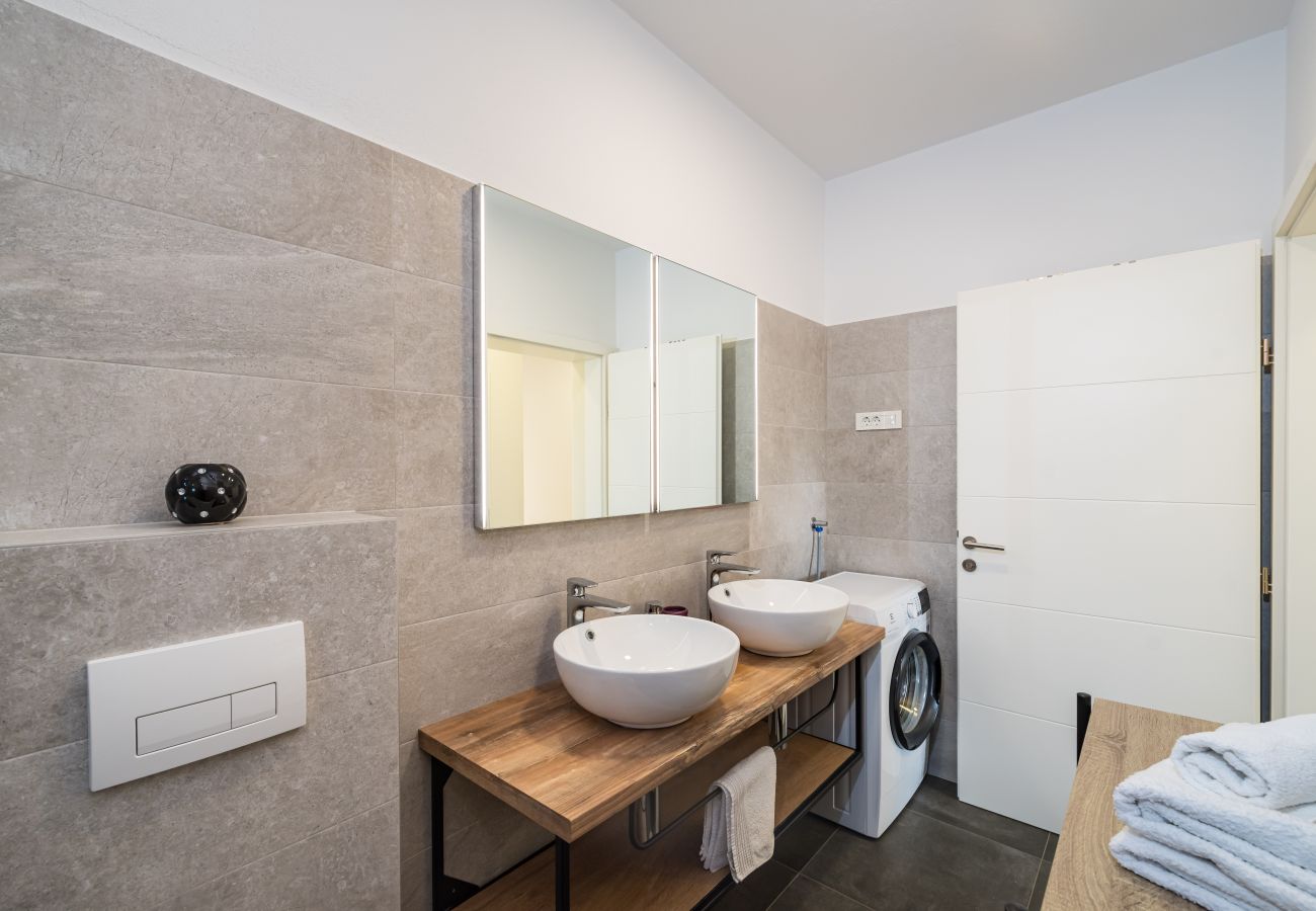 Ferienwohnung in Sveti Filip i Jakov - Apartment Vista Mare 1 mit beheiztem Pool