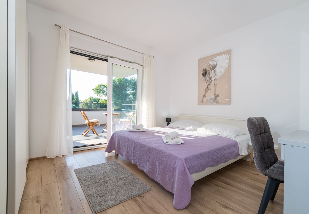 Ferienwohnung in Sveti Filip i Jakov - Apartment Vista Mare 1 mit beheiztem Pool