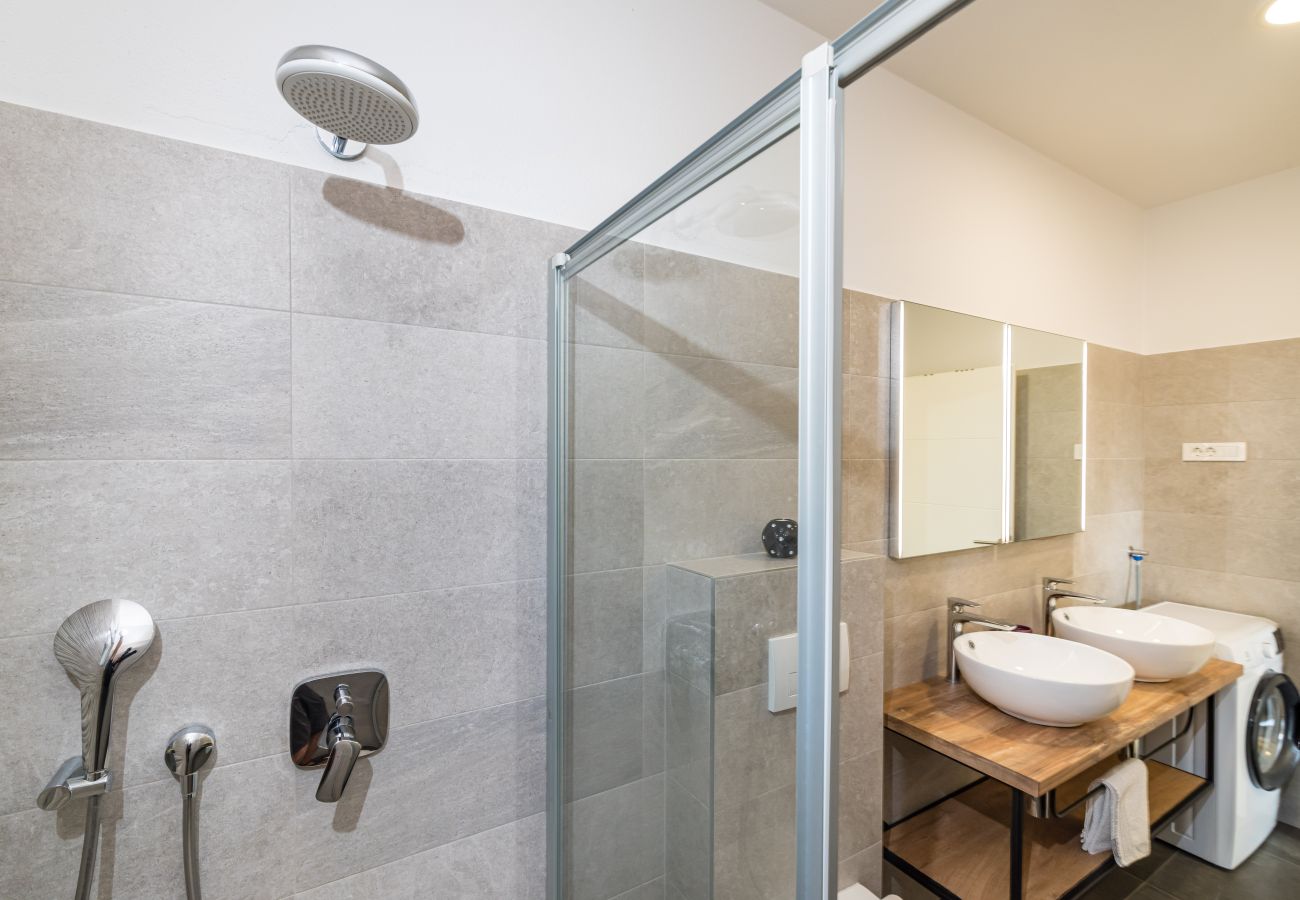 Ferienwohnung in Sveti Filip i Jakov - Apartment Vista Mare 1 mit beheiztem Pool