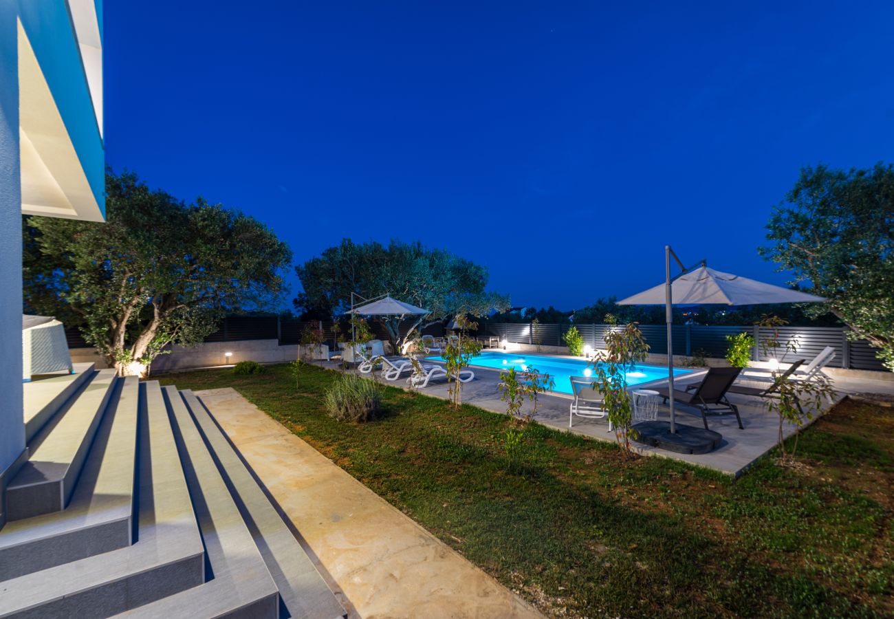 Ferienwohnung in Sveti Filip i Jakov - Apartment Vista Mare 1 mit beheiztem Pool