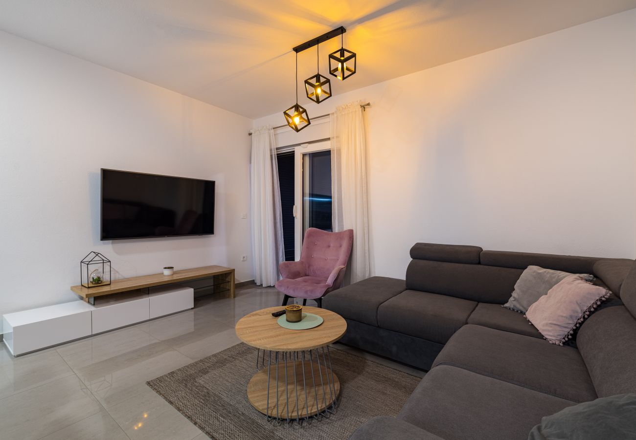 Ferienwohnung in Sveti Filip i Jakov - Apartment Vista Mare 1 mit beheiztem Pool
