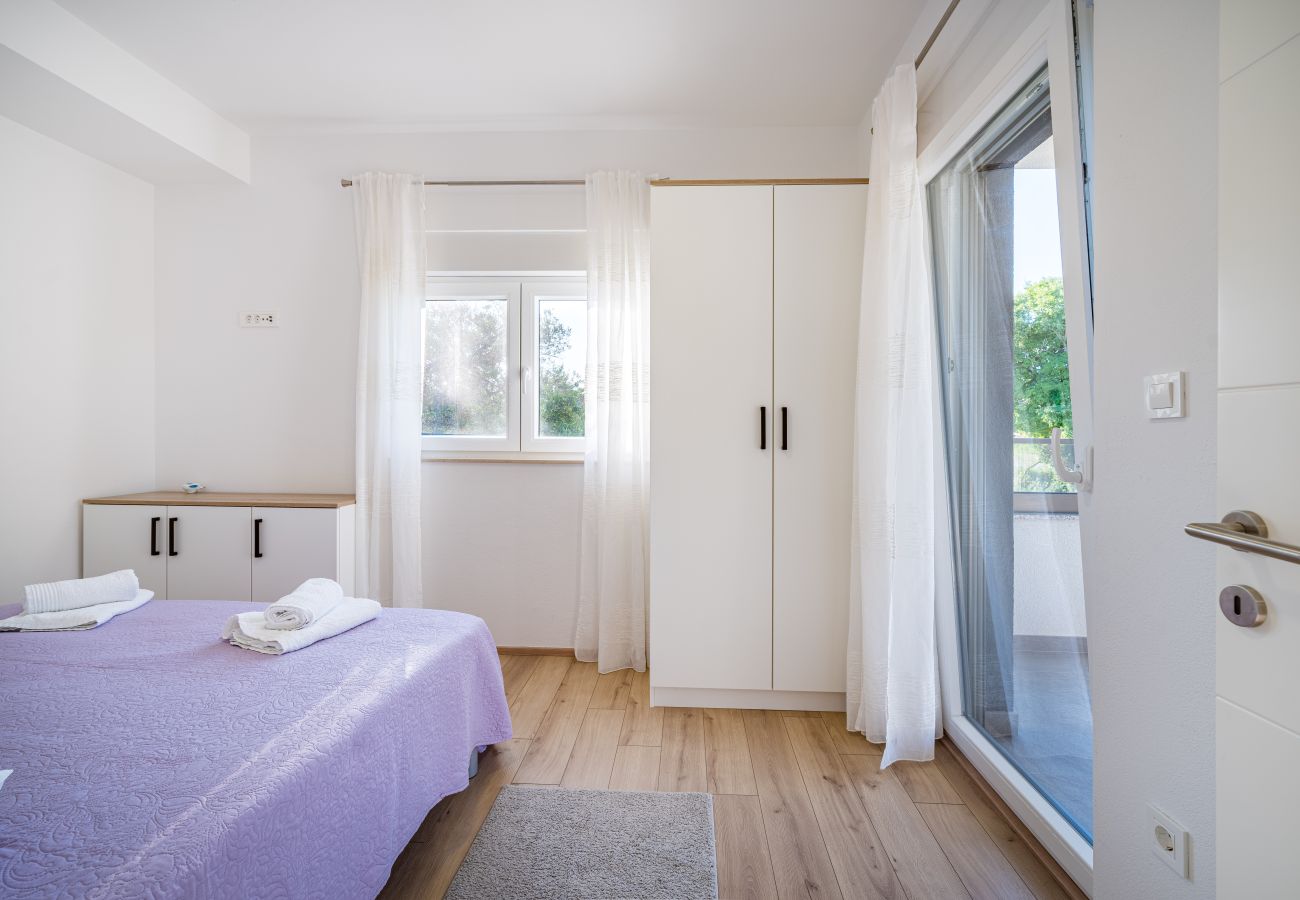 Ferienwohnung in Sveti Filip i Jakov - Apartment Vista Mare 1 mit beheiztem Pool