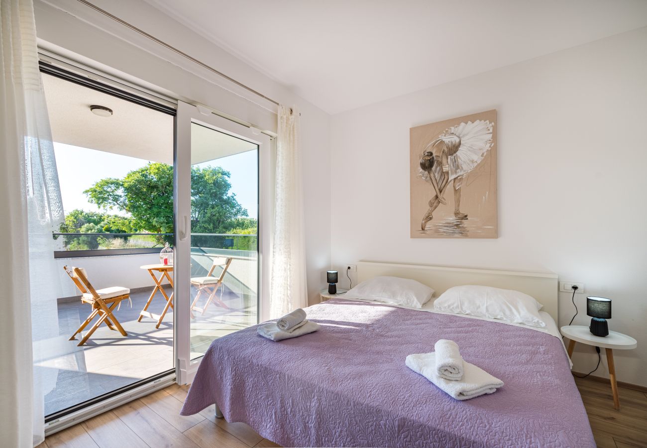 Ferienwohnung in Sveti Filip i Jakov - Apartment Vista Mare 1 mit beheiztem Pool