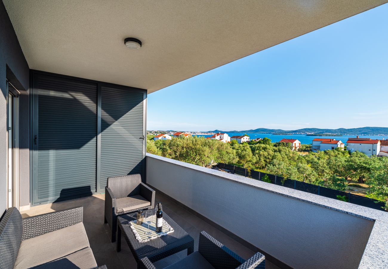 Ferienwohnung in Sveti Filip i Jakov - Apartment Vista Mare 1 mit beheiztem Pool