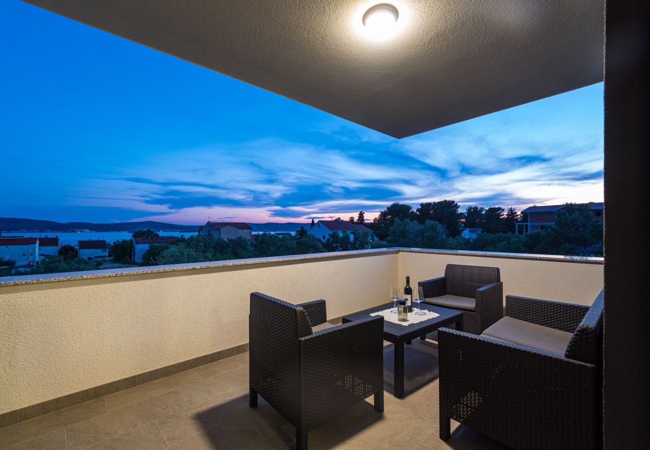 Ferienwohnung in Sveti Filip i Jakov - Apartment Vista Mare 1 mit beheiztem Pool