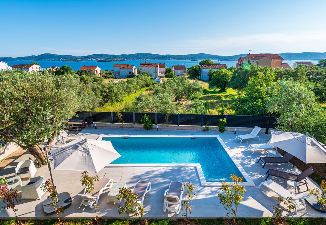 Ferienwohnung in Sveti Filip i Jakov - Apartment Vista Mare 1 mit beheiztem Pool