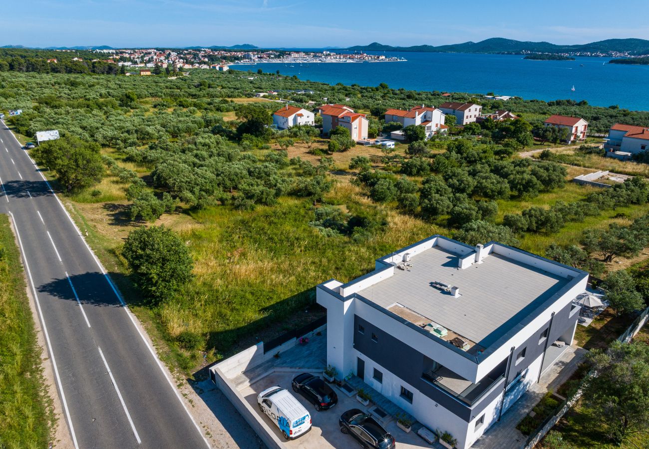 Ferienwohnung in Sveti Filip i Jakov - Apartment Vista Mare 1 mit beheiztem Pool