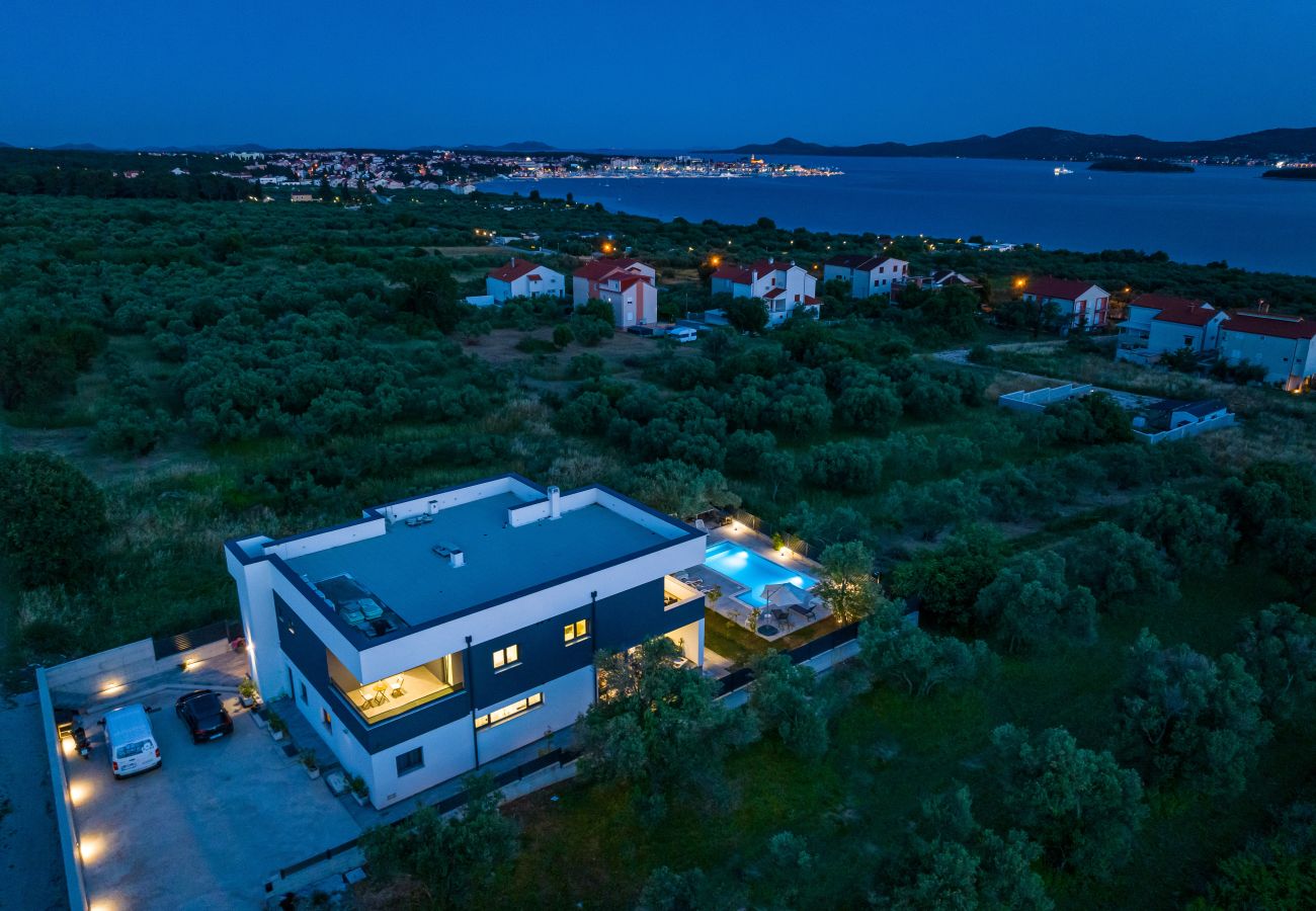 Ferienwohnung in Sveti Filip i Jakov - Apartment Vista Mare 1 mit beheiztem Pool