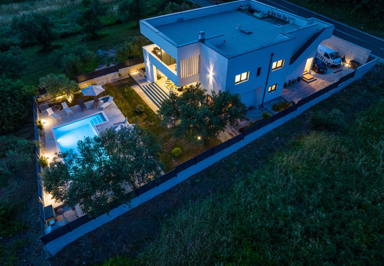 Ferienwohnung in Sveti Filip i Jakov - Apartment Vista Mare 1 mit beheiztem Pool