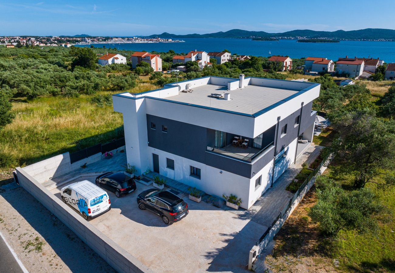 Ferienwohnung in Sveti Filip i Jakov - Apartment Vista Mare 1 mit beheiztem Pool