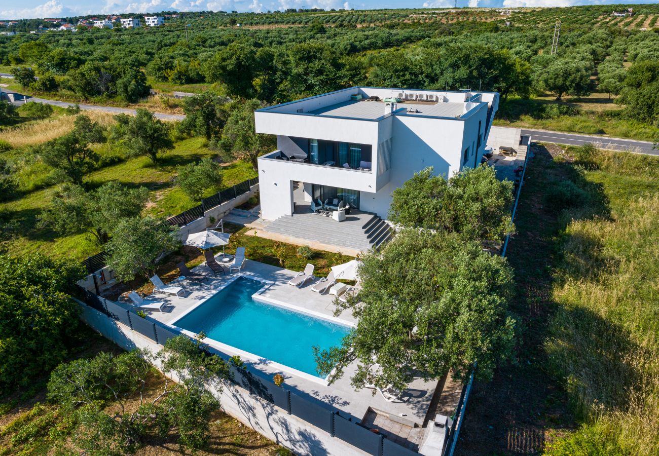 Ferienwohnung in Sveti Filip i Jakov - Apartment Vista Mare 1 mit beheiztem Pool