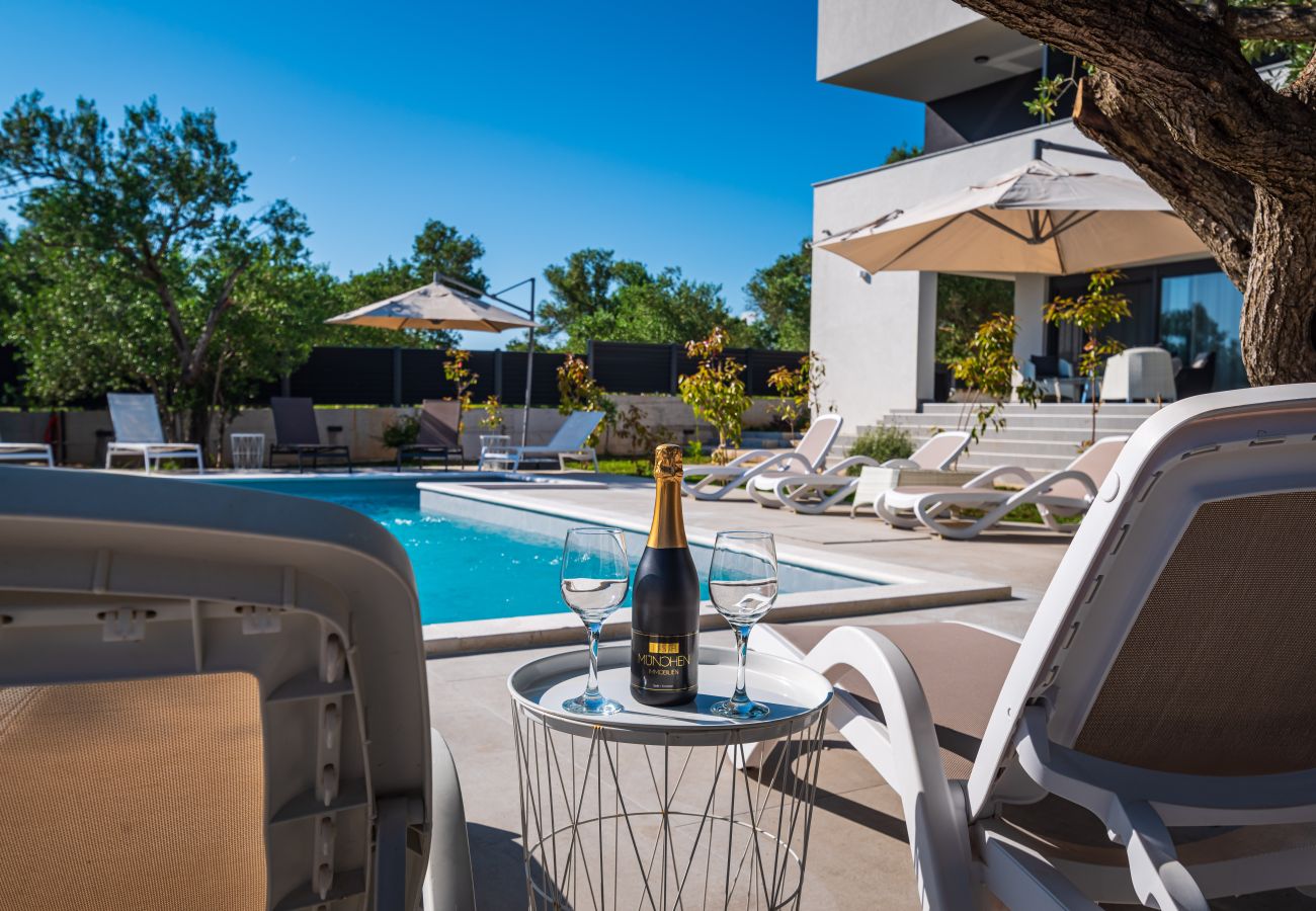 Ferienwohnung in Sveti Filip i Jakov - Apartment Vista Mare 1 mit beheiztem Pool