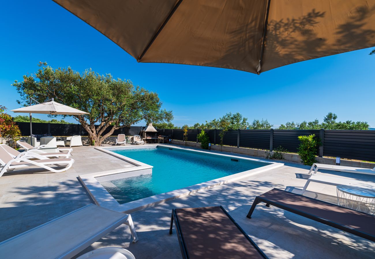 Ferienwohnung in Sveti Filip i Jakov - Apartment Vista Mare 1 mit beheiztem Pool