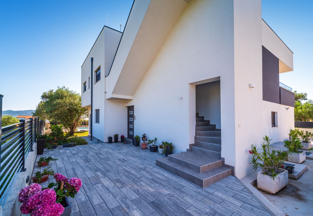 Ferienwohnung in Sveti Filip i Jakov - Apartment Vista Mare 1 mit beheiztem Pool