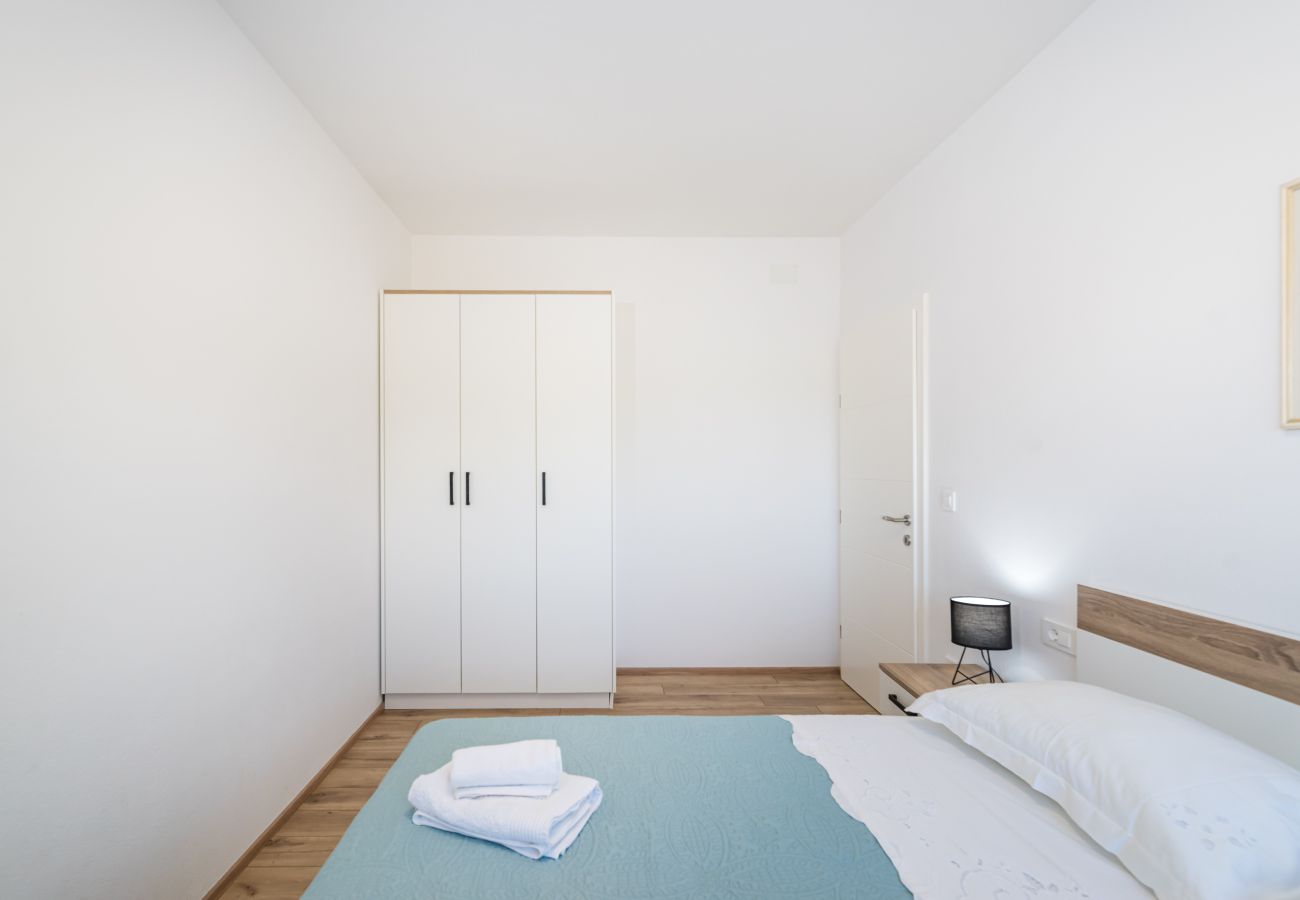 Ferienwohnung in Sveti Filip i Jakov - Apartment Vista Mare 2 mit beheiztem Pool