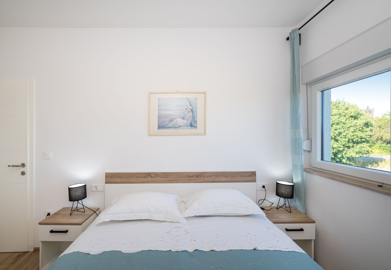 Ferienwohnung in Sveti Filip i Jakov - Apartment Vista Mare 2 mit beheiztem Pool