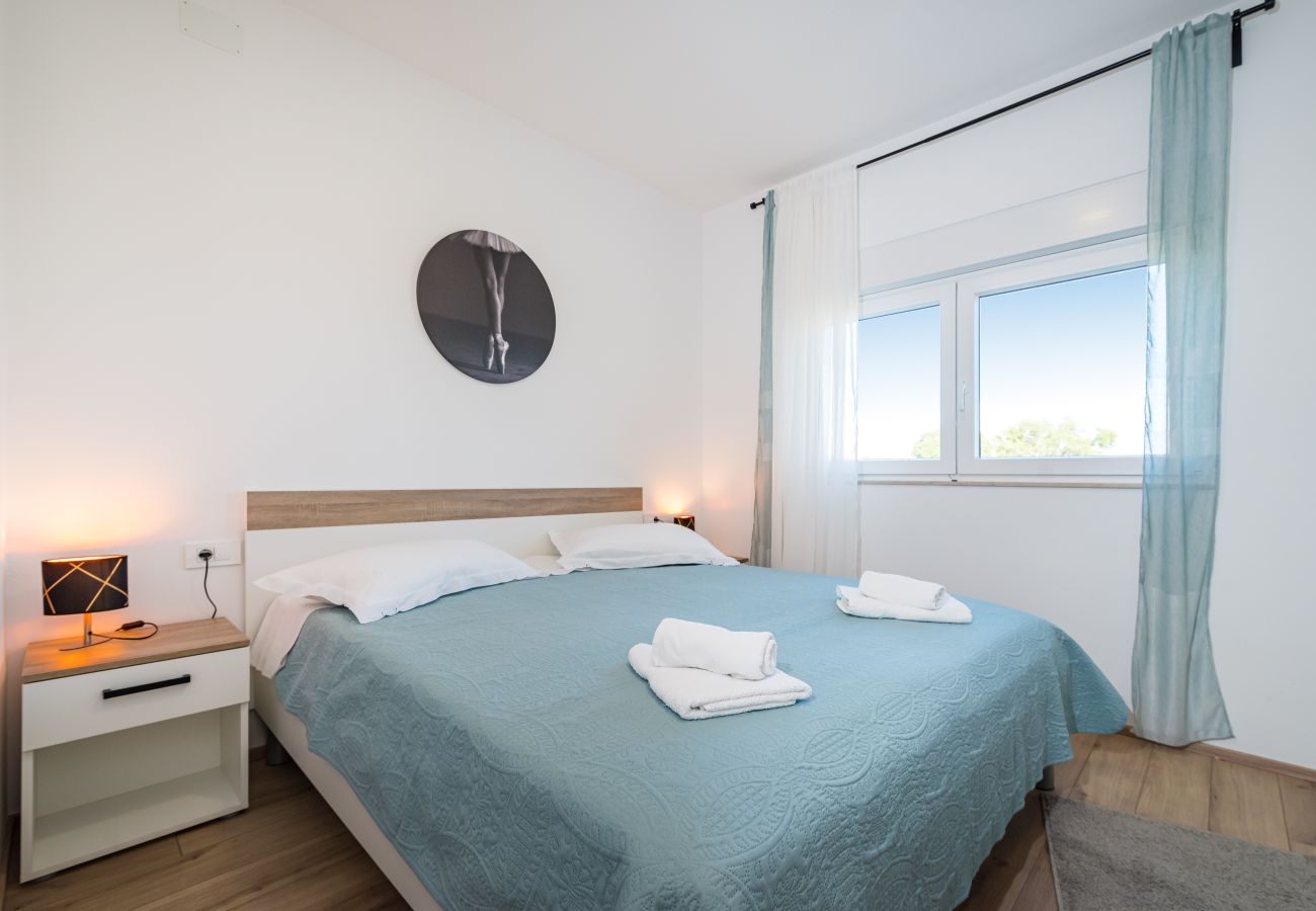 Ferienwohnung in Sveti Filip i Jakov - Apartment Vista Mare 2 mit beheiztem Pool
