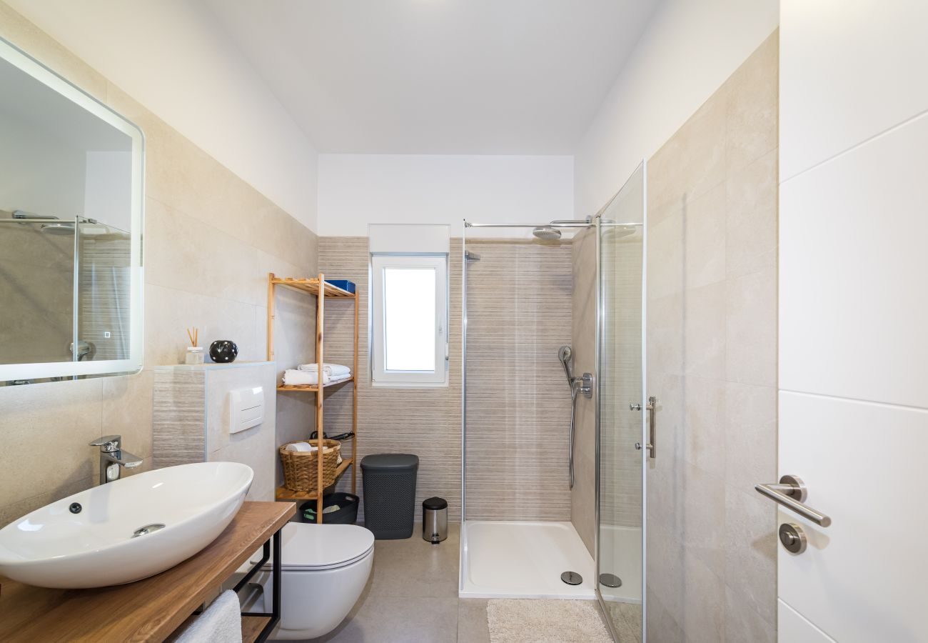Ferienwohnung in Sveti Filip i Jakov - Apartment Vista Mare 2 mit beheiztem Pool