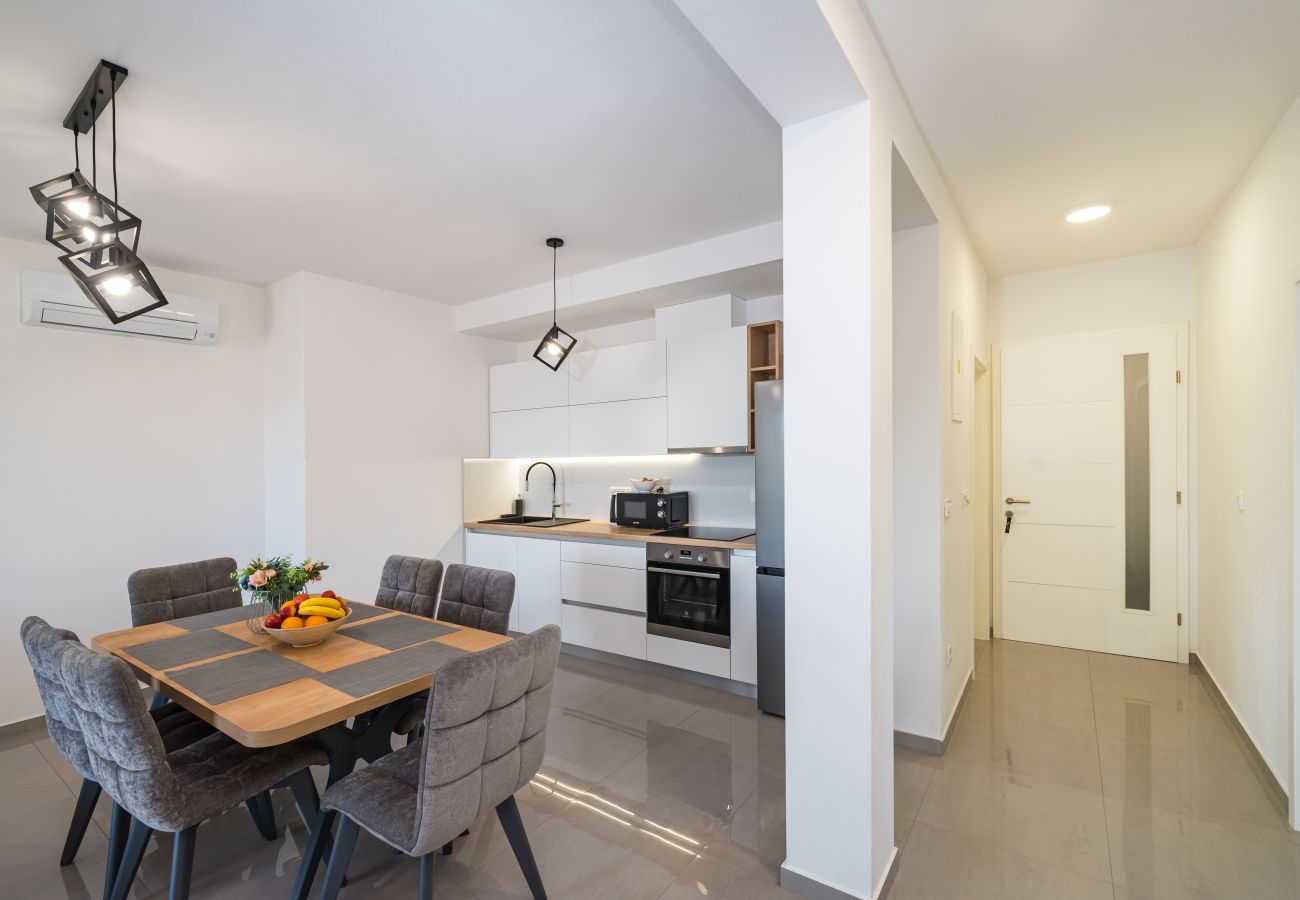 Ferienwohnung in Sveti Filip i Jakov - Apartment Vista Mare 2 mit beheiztem Pool