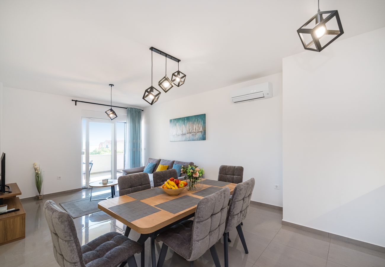 Ferienwohnung in Sveti Filip i Jakov - Apartment Vista Mare 2 mit beheiztem Pool