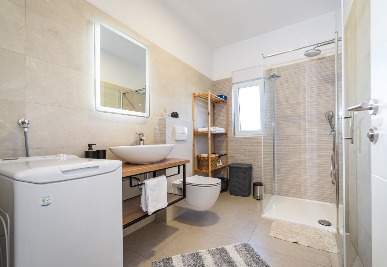 Ferienwohnung in Sveti Filip i Jakov - Apartment Vista Mare 2 mit beheiztem Pool